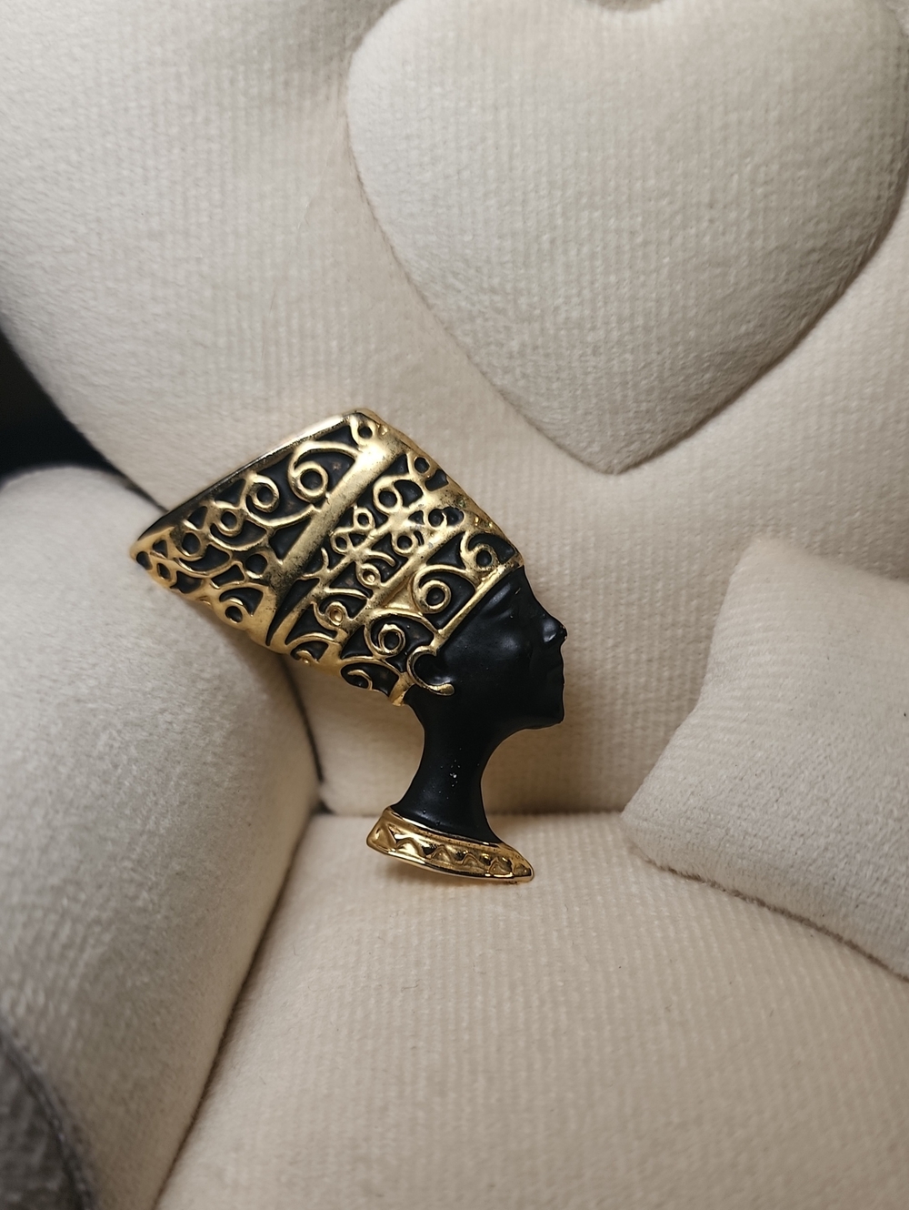 Vintage Egyptian Queen Nefertiti Brooch In Excellent Condition